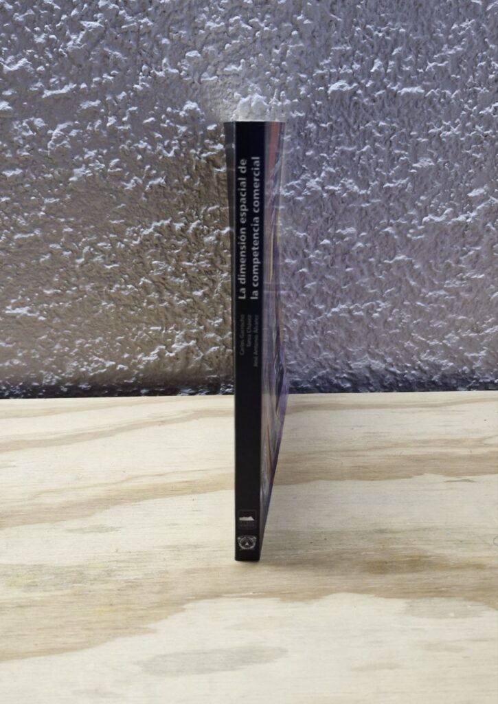 Fotografía de lomo de libro impreso La dimensión espacial de la competencia comercial. Precio: $220 MXN Autores: Carlos Garrocho, Tania Chávez y José Antonio Álvarez Año: 2003 Formato: Pasta blanda o rústica Dimensiones: Ancho 27.9 cm., Alto 21 cm., Grueso 1.3 cm. Número de páginas: 200 Idiomas: Español Categoría: Nuevo