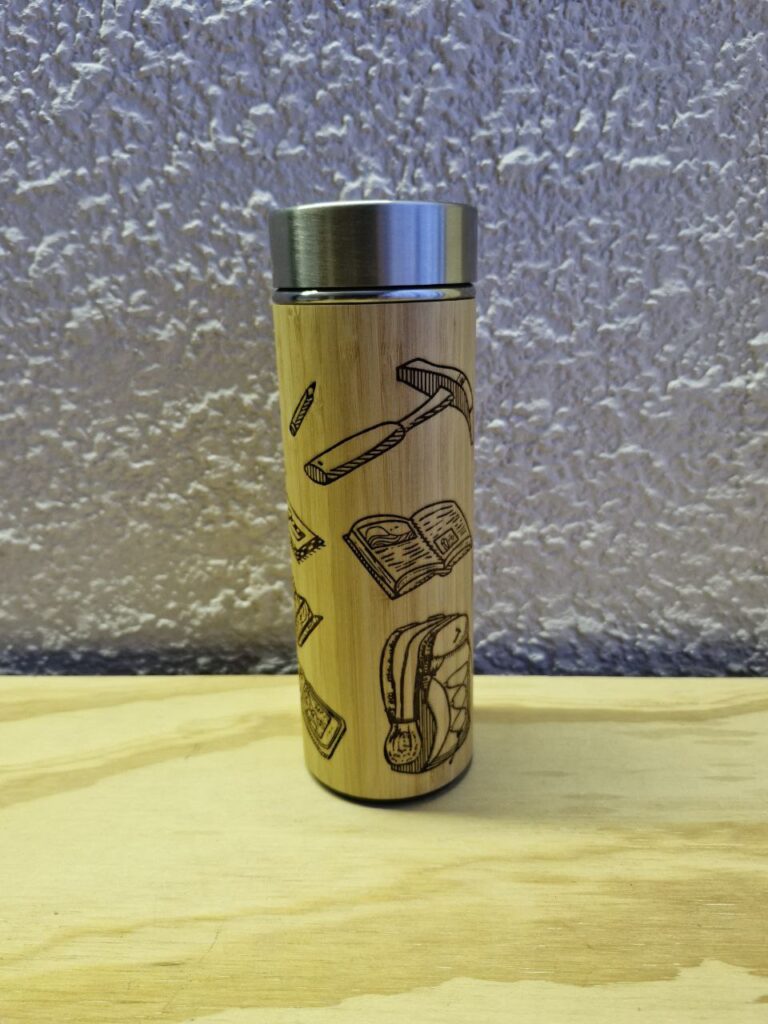 Fotografía de termo Ciencias de la Tierra. Precio: $600 MXN Marca: Dino Tools Dimensiones: Ancho 7 cm., Alto 20.6 cm. Capacidad: 500 ml. Color: Madera clara Materiales: Acero SUS 304, bambú y plástico Categoría: Nuevo