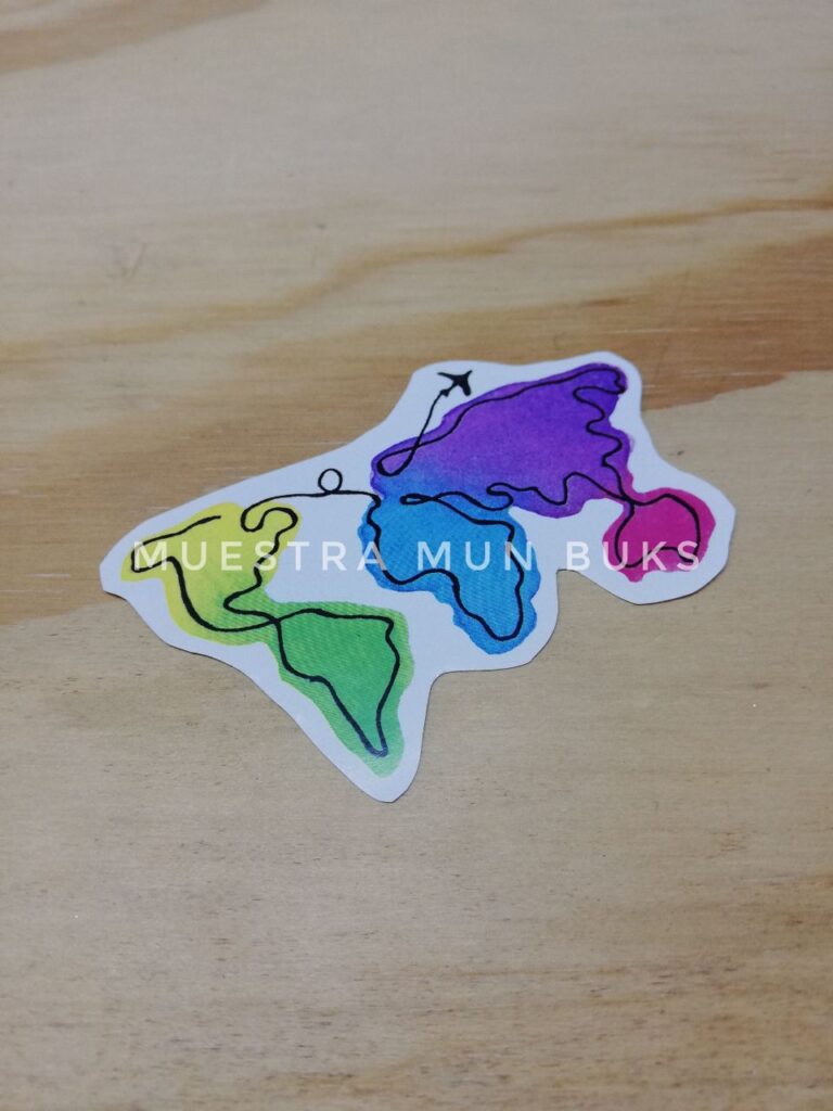 Fotografía de sticker Mapamundi Arcoíris sobre mesa. Precio: $5 MXN o 3 por $10 MXN Marca: Mun Buks Dimensiones: Ancho 4.5 cm., Alto 7 cm. Color: Multicolor Sustrato: Papel auto adherible Categoría: Nuevo