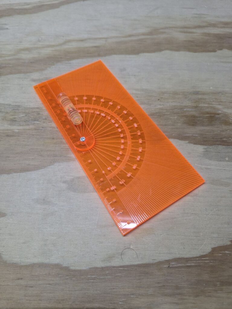 Fotografía de goniómetro naranja en perspectiva Precio: $200 MXN Marca: Dino Tools Dimensiones: Ancho 17cm., Alto 8 cm. Color: Naranja traslúcido Material: Plástico Incluye nivel de tubo Graduación de ángulos en grados y de regla en milímetros Categoría: Nuevo