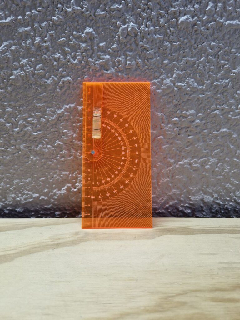 Fotografía de goniómetro naranja Precio: $200 MXN Marca: Dino Tools Dimensiones: Ancho 17cm., Alto 8 cm. Color: Naranja traslúcido Material: Plástico Incluye nivel de tubo Graduación de ángulos en grados y de regla en milímetros Categoría: Nuevo