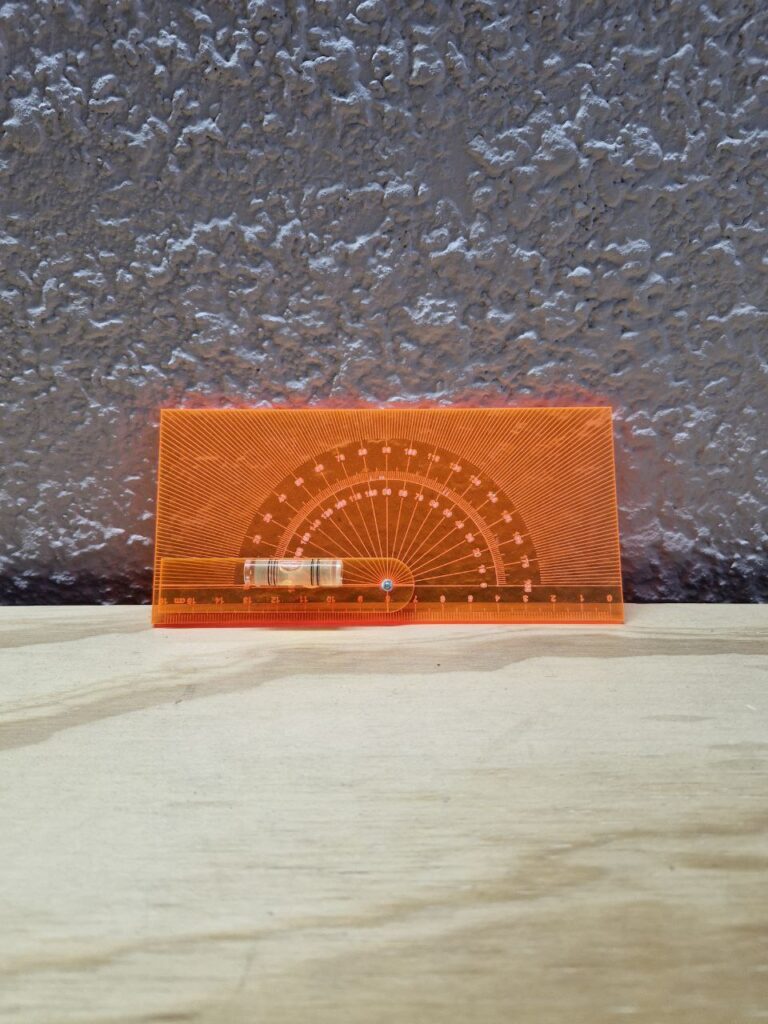 Fotografía de goniómetro naranja Precio: $200 MXN Marca: Dino Tools Dimensiones: Ancho 17cm., Alto 8 cm. Color: Naranja traslúcido Material: Plástico Incluye nivel de tubo Graduación de ángulos en grados y de regla en milímetros Categoría: Nuevo