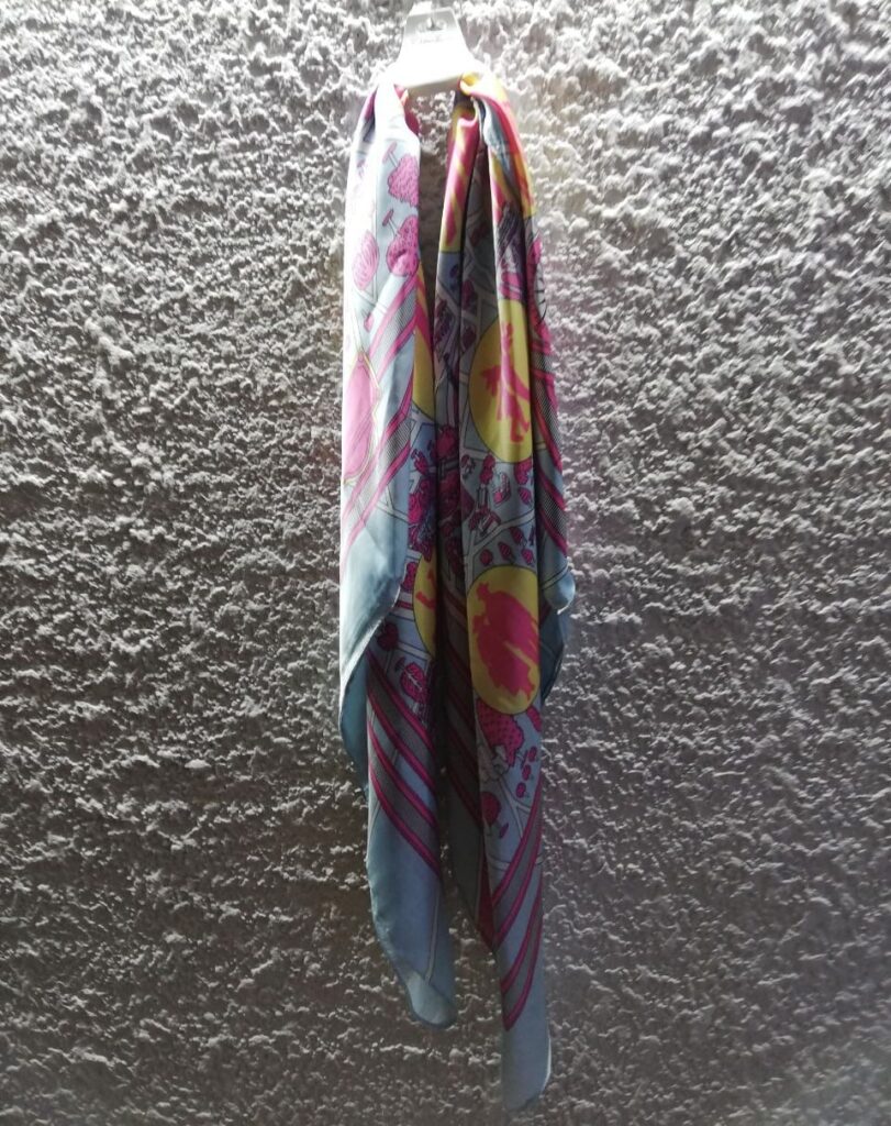 Fotografía de mascada "Mapa parisino" colgada. Precio: $100 MXN Dimensiones: 90 cm. x 90 cm. Material: 100% Poliéster tacto sedoso. Colores: Rosados Categoría: Nuevo