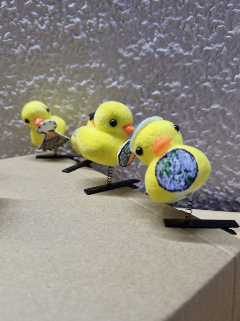 Fotografía de tres Patitos Geografosos Precio: $15 MXN cada uno. Dimensiones aproximadas: 7 cm. x 5 cm. x 4.5 cm. Material: Unicel, metal y foamy Colores: Amarillo Categoría: Nuevo Diversos modelos: Geografía, Geofísica, Mineralogía, Geología, Meteorología.