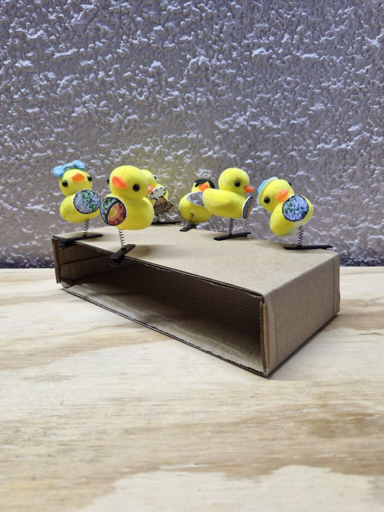 Fotografía de un montón de Patitos Geografosos Precio: $15 MXN cada uno. Dimensiones aproximadas: 7 cm. x 5 cm. x 4.5 cm. Material: Unicel, metal y foamy Colores: Amarillo Categoría: Nuevo Diversos modelos: Geografía, Geofísica, Mineralogía, Geología, Meteorología.