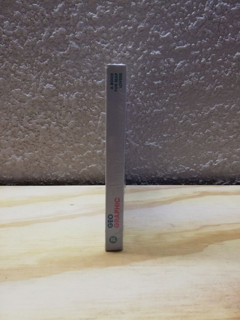 Fotografía de lomo de libro impreso Geo Graphics. A book for map lovers. Precio: $500 MXN Autor: Sylvie Estrada Idioma: Inglés Clase: Impreso Tema: Diseño Fecha de publicación: 2013 Páginas: 187 Pasta: Blanda Categoría: Nuevo