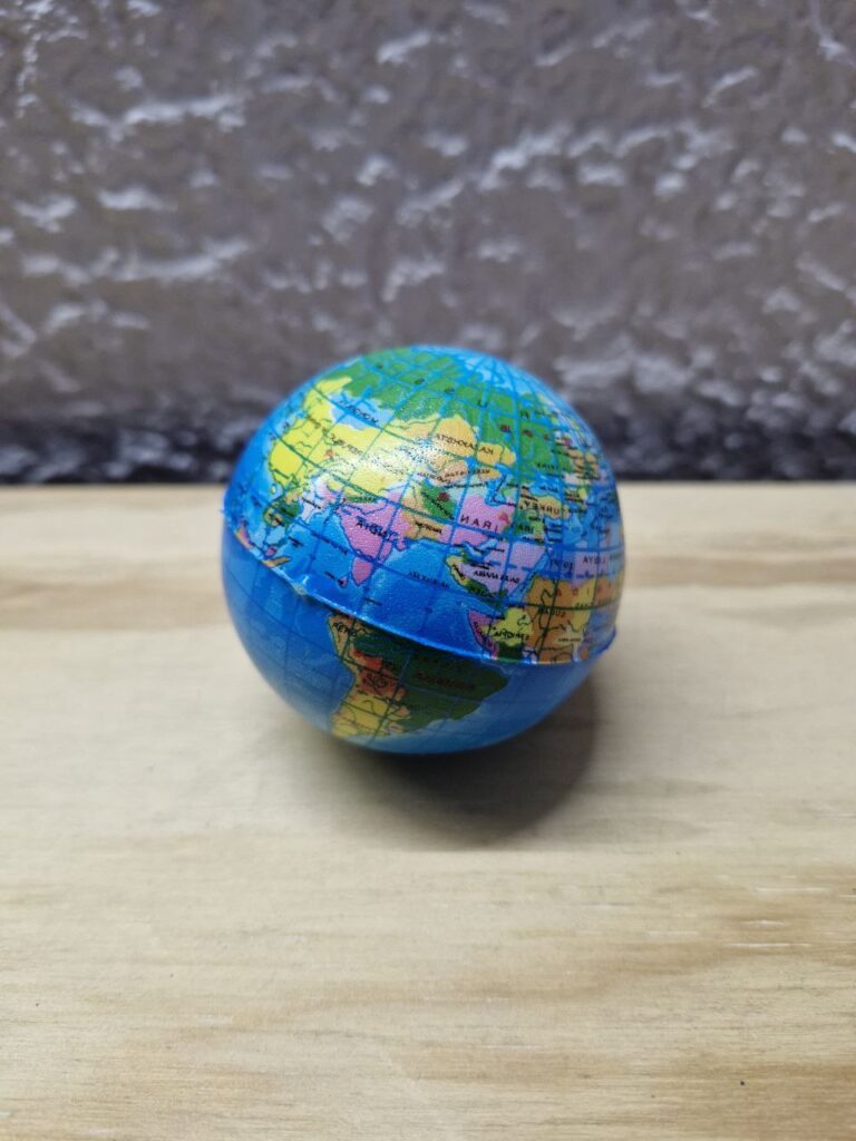 Fotografía de Pelota Antiestrés Troleo Precio: De $15 MXN a $10 MXN Material: Plástico inflado Dimensiones: 6 centímetros de diámetro Idioma: Inglés Modelo: División política con nombres a colores. Categoría: Nuevo Hemisferio Norte invertido