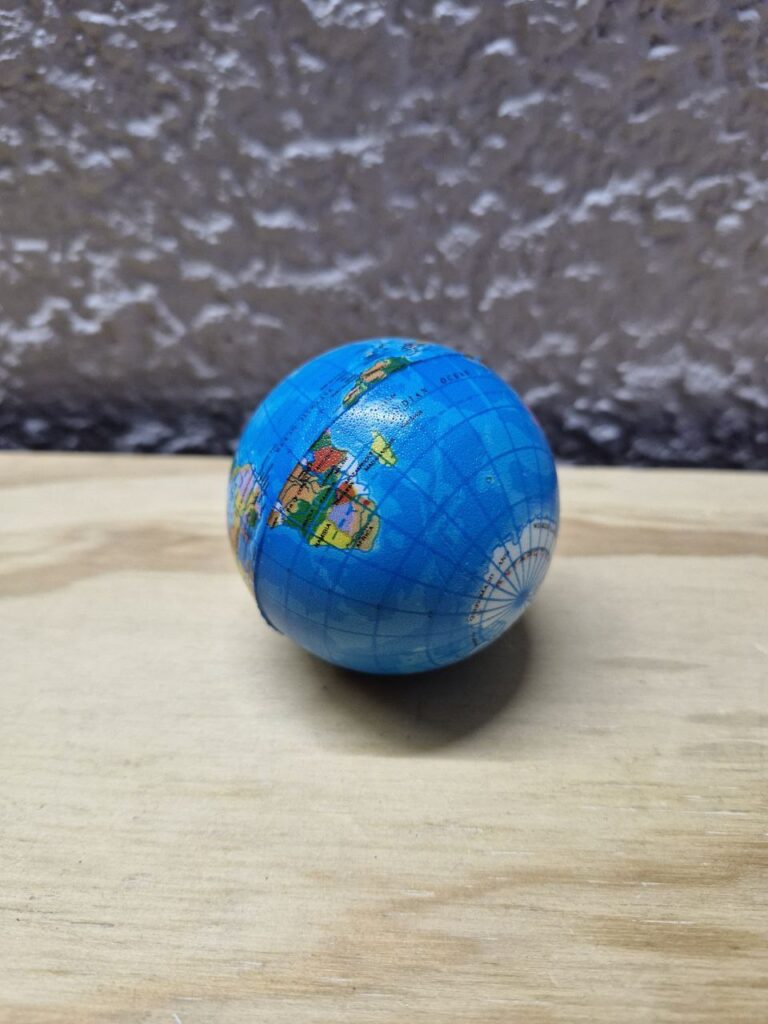 Fotografía de Pelota Antiestrés Troleo Precio: De $15 MXN a $10 MXN Material: Plástico inflado Dimensiones: 6 centímetros de diámetro Idioma: Inglés Modelo: División política con nombres a colores. Categoría: Nuevo Hemisferio Norte invertido