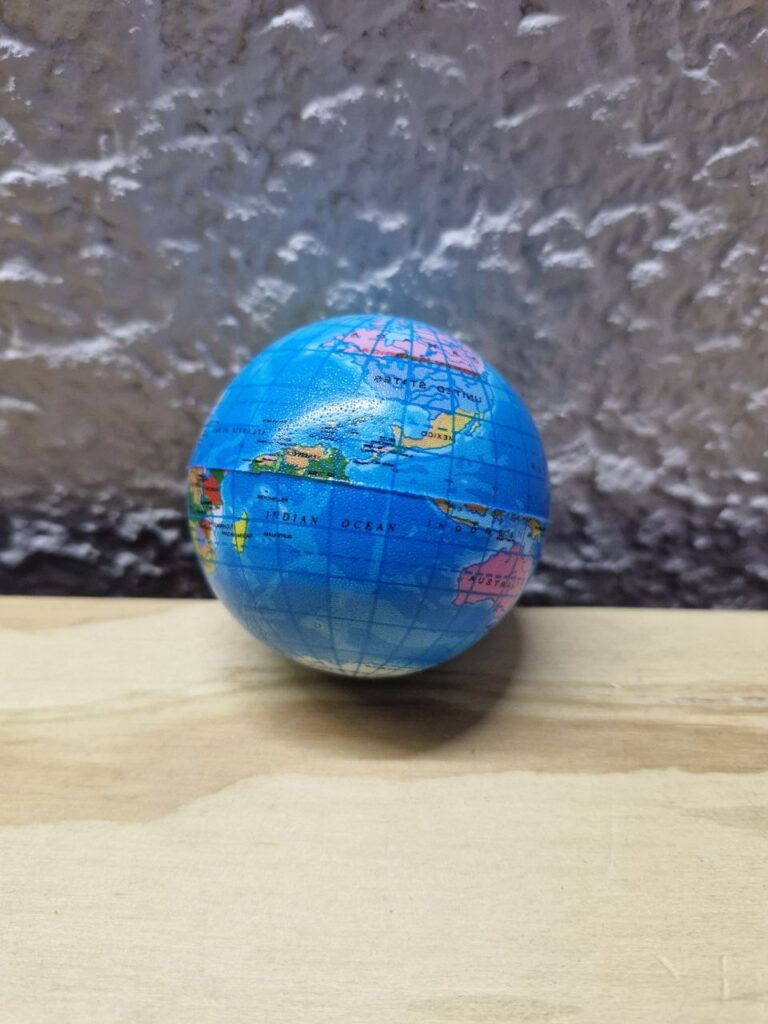 Fotografía de Pelota Antiestrés Troleo Precio: De $15 MXN a $10 MXN Material: Plástico inflado Dimensiones: 6 centímetros de diámetro Idioma: Inglés Modelo: División política con nombres a colores. Categoría: Nuevo Hemisferio Norte invertido