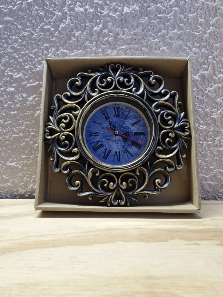 Fotografía de reloj de pared Precio: $125 MXN Material: Plástico y vidrio Dimensiones: 25.5 centímetros de diámetro, 4 centímetros de fondo Número romanos Categoría: Nuevo Mecanismo de reloj estándar Incluye manecillas para horas, minutos y segundos Funciona con pila doble AA no incluida