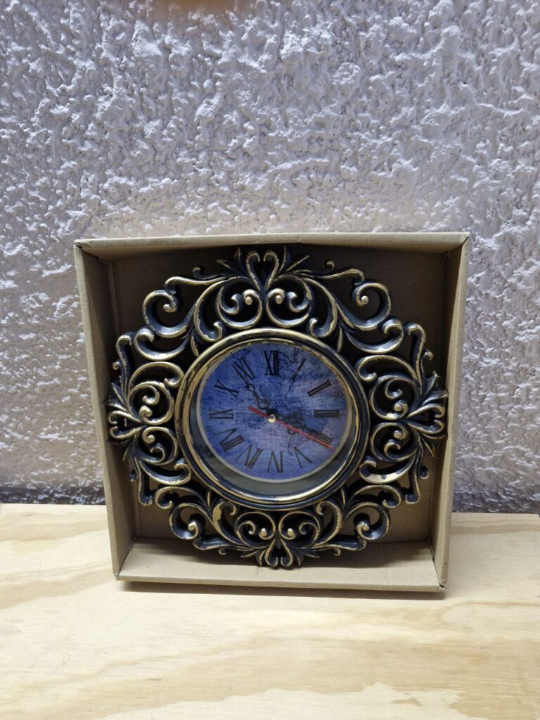 Fotografía de reloj de pared Precio: $125 MXN Material: Plástico y vidrio Dimensiones: 25.5 centímetros de diámetro, 4 centímetros de fondo Número romanos Categoría: Nuevo Mecanismo de reloj estándar Incluye manecillas para horas, minutos y segundos Funciona con pila doble AA no incluida
