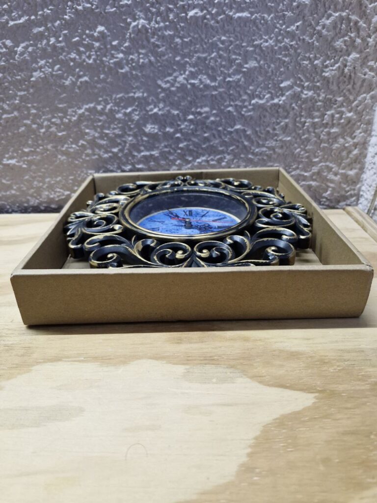 Fotografía de reloj de pared en perspectiva Precio: $125 MXN Material: Plástico y vidrio Dimensiones: 25.5 centímetros de diámetro, 4 centímetros de fondo Número romanos Categoría: Nuevo Mecanismo de reloj estándar Incluye manecillas para horas, minutos y segundos Funciona con pila doble AA no incluida