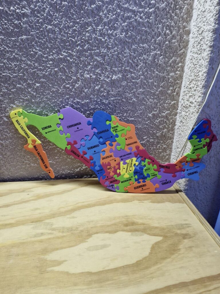 Fotografía de frente de Rompecabezas de México Grande Precio: $65 MXN Dimensiones máximas del rompecabezas armado: 69 cm. x 42 cm.; Grosor: 0.8 cm. Número de piezas: 27 Material: Fomi Idioma: Español Estado: Nuevo