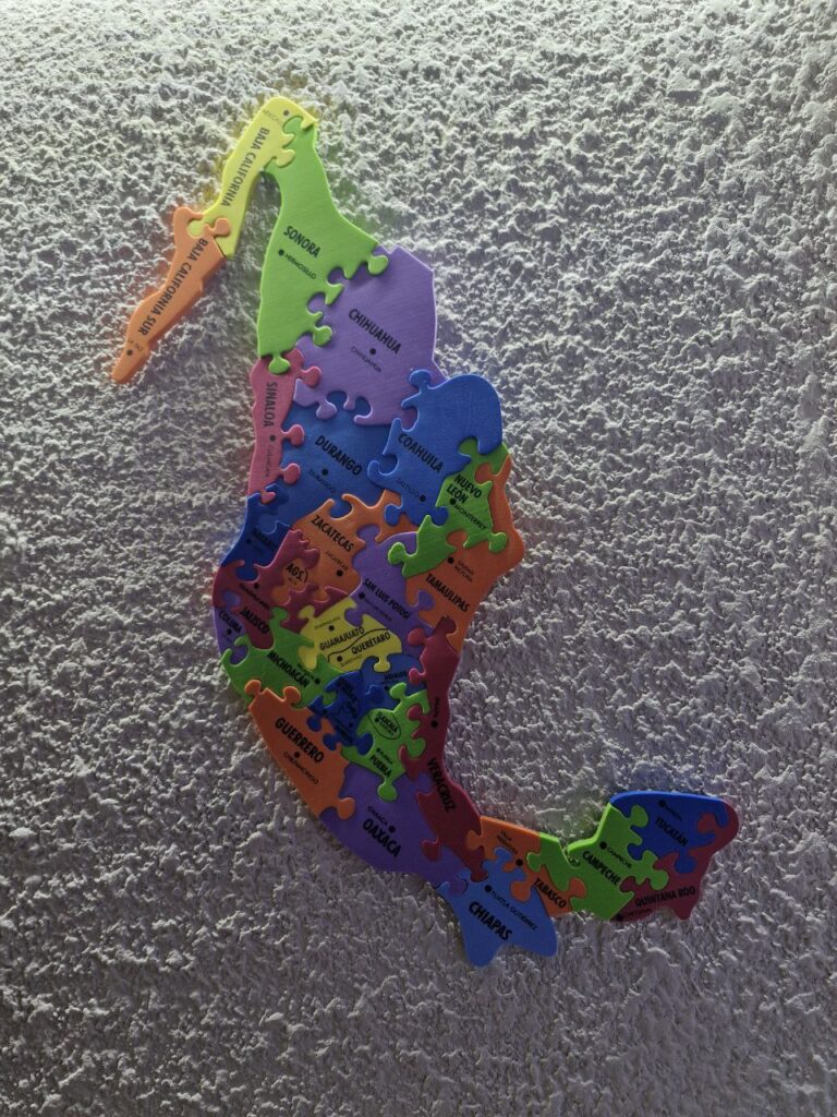 Fotografía de frente de Rompecabezas de México Grande colgado Precio: $65 MXN Dimensiones máximas del rompecabezas armado: 69 cm. x 42 cm.; Grosor: 0.8 cm. Número de piezas: 27 Material: Fomi Idioma: Español Estado: Nuevo