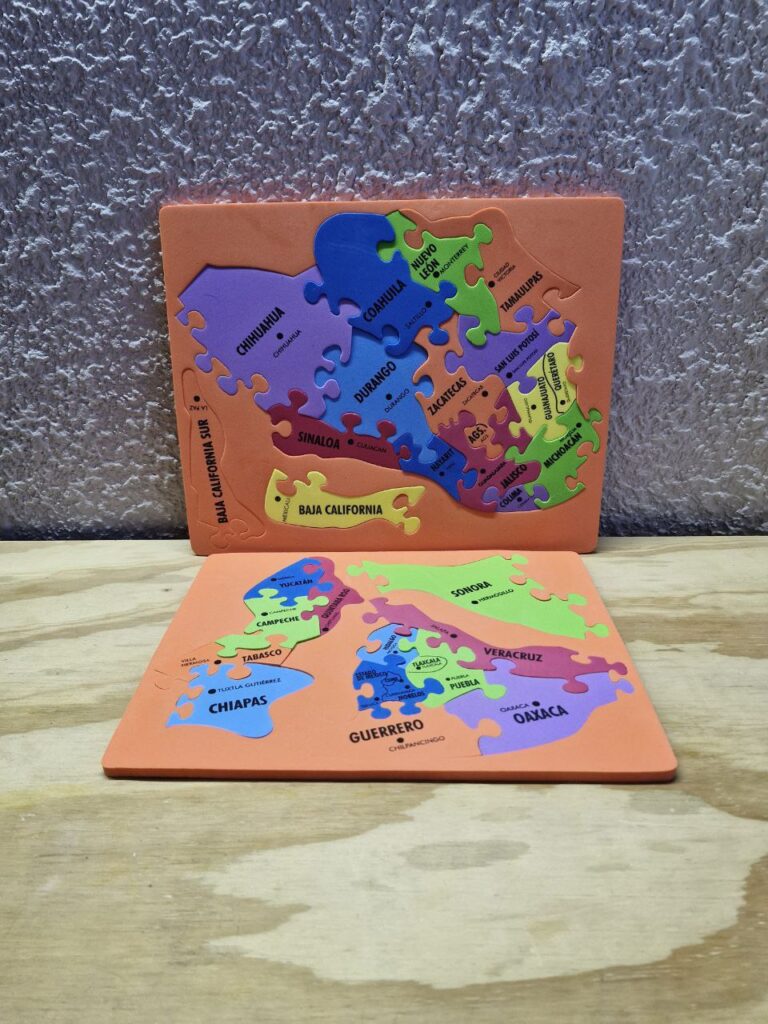 Fotografía de los dos paneles del Rompecabezas de México Grande Precio: $65 MXN Dimensiones máximas del rompecabezas armado: 69 cm. x 42 cm.; Grosor: 0.8 cm. Número de piezas: 27 Material: Fomi Idioma: Español Estado: Nuevo