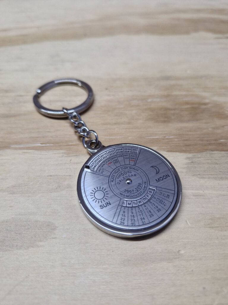 Fotografía de llavero Calendario Semiperpetuo. Precio: $110 MXN Marca: By Alba Dimensiones: Dije: Diámetro 4.3 cm. x Grueso 0.4 cm.; Arillo: Ancho 2.5 mm. y Diámetro 3.5 cm. Material: Metal. Color: Plateado. Categoría: Nuevo.