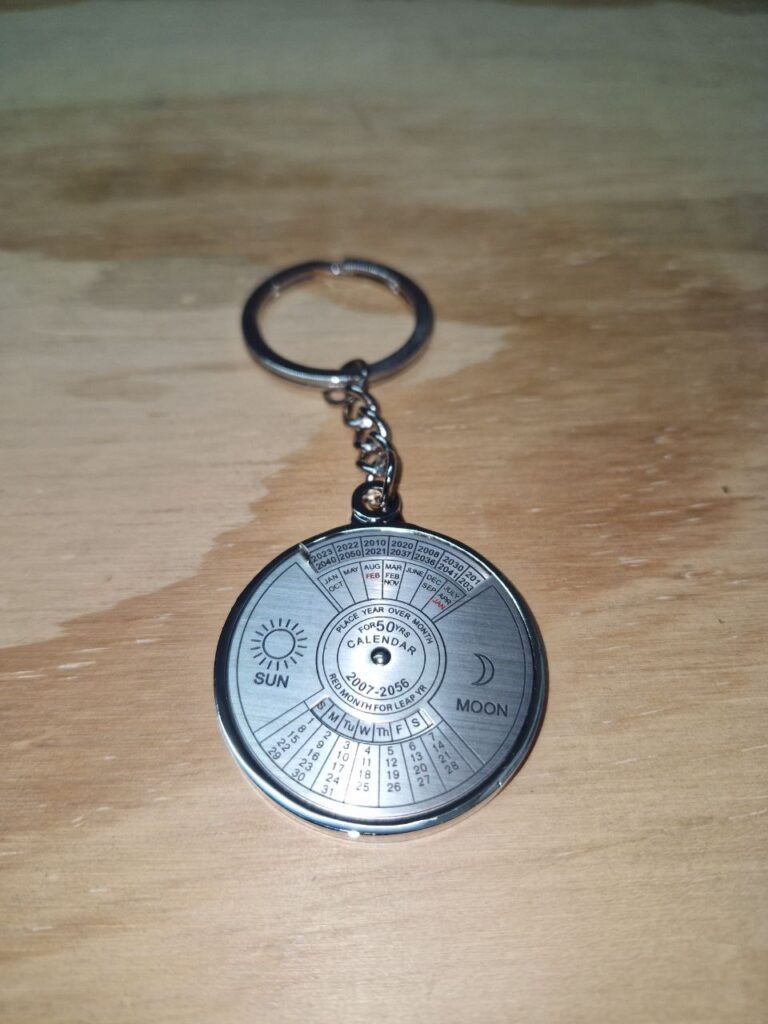 Fotografía de llavero Calendario Semiperpetuo. Precio: $110 MXN Marca: By Alba Dimensiones: Dije: Diámetro 4.3 cm. x Grueso 0.4 cm.; Arillo: Ancho 2.5 mm. y Diámetro 3.5 cm. Material: Metal. Color: Plateado. Categoría: Nuevo.