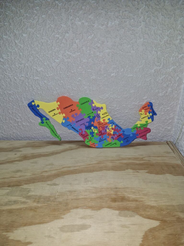 Fotografía de frente de Rompecabezas de México Pequeño Precio: $50 MXN Dimensiones máximas del rompecabezas armado: 40 cm. x 30 cm.; Grosor: 0.8 cm. Número de piezas: 31 Material: Fomi Idioma: Español Estado: Nuevo