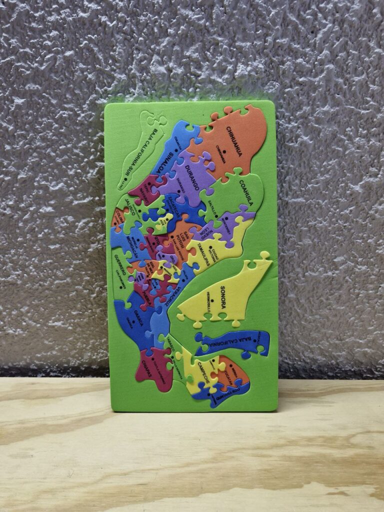 Fotografía de Rompecabezas de México Pequeño en su blíster Precio: $50 MXN Dimensiones máximas del rompecabezas armado: 40 cm. x 30 cm.; Grosor: 0.8 cm. Número de piezas: 31 Material: Fomi Idioma: Español Estado: Nuevo