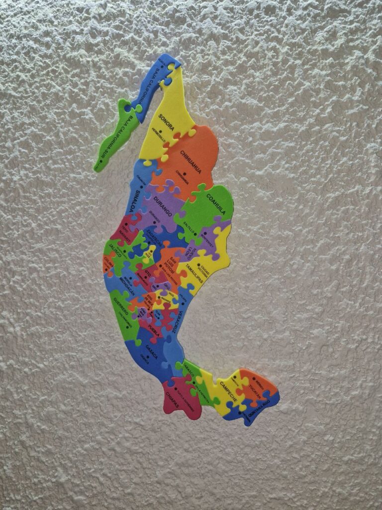 Fotografía de frente de Rompecabezas de México Pequeño Precio: $50 MXN Dimensiones máximas del rompecabezas armado: 40 cm. x 30 cm.; Grosor: 0.8 cm. Número de piezas: 31 Material: Fomi Idioma: Español Estado: Nuevo