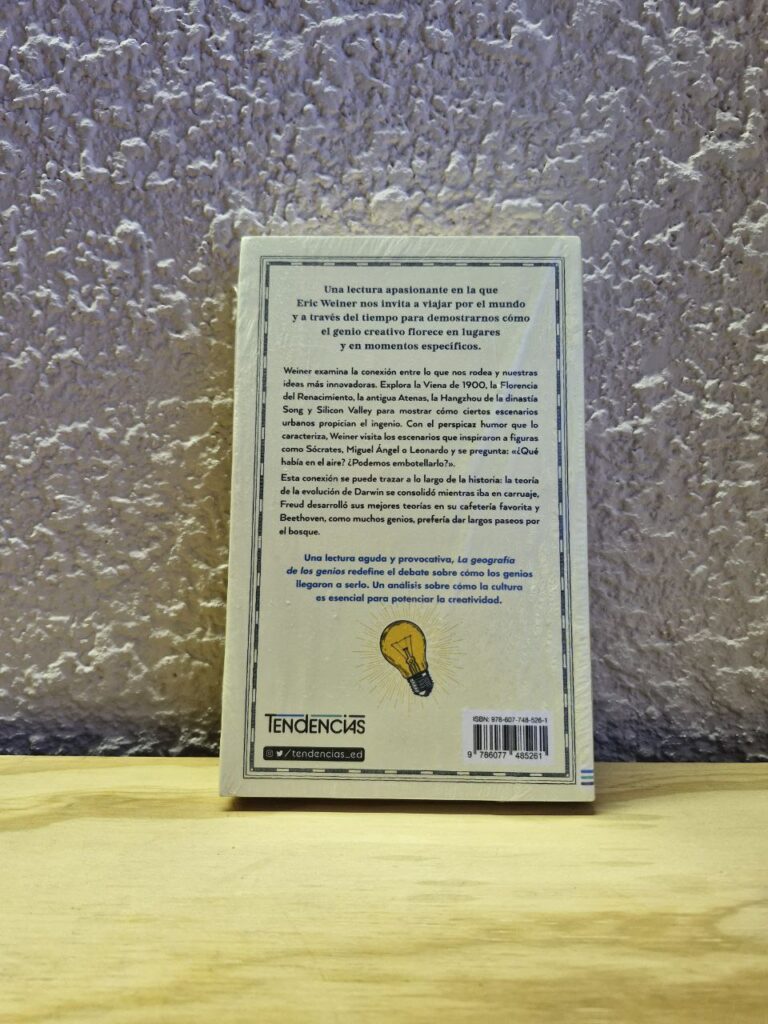 Fotografía de contraportada del libro impreso La Geografía de los genios	 
Precio: $250 MXN	 
Autor: Eric Weiner	 
Año: 2022	 
Formato: Pasta rústica o blanda.	 
Dimensiones: Ancho 13.5 cm., Alto 21.2 cm., Grueso 1.9 cm.	 
Número de páginas: 500	 
Idiomas: Español	 
Categoría: Nuevo