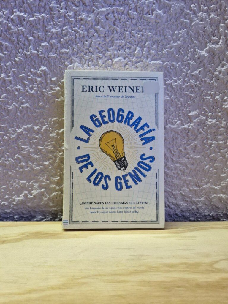 Fotografía de portada del libro impreso La Geografía de los genios	 
Precio: $250 MXN	 
Autor: Eric Weiner	 
Año: 2022	 
Formato: Pasta rústica o blanda.	 
Dimensiones: Ancho 13.5 cm., Alto 21.2 cm., Grueso 1.9 cm.	 
Número de páginas: 500	 
Idiomas: Español	 
Categoría: Nuevo
