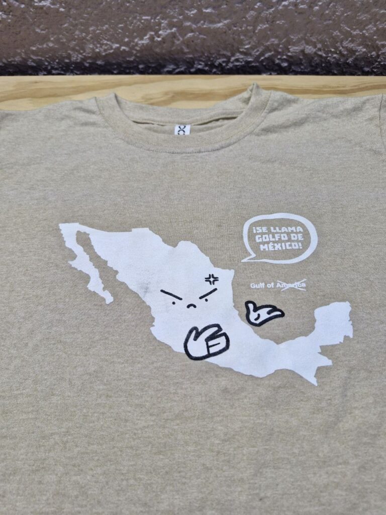 Fotografía de Camiseta "Golfo de México" color beige Precio 250.00 pesos mexicanos Marca: Geomemes Tallas: Mediana y Grande Colores disponibles: Beige y Negro Material: 100% Algodón Tipo de corte: Hombre Tipo de impresión: Serigrafía Categoría: Nuevo