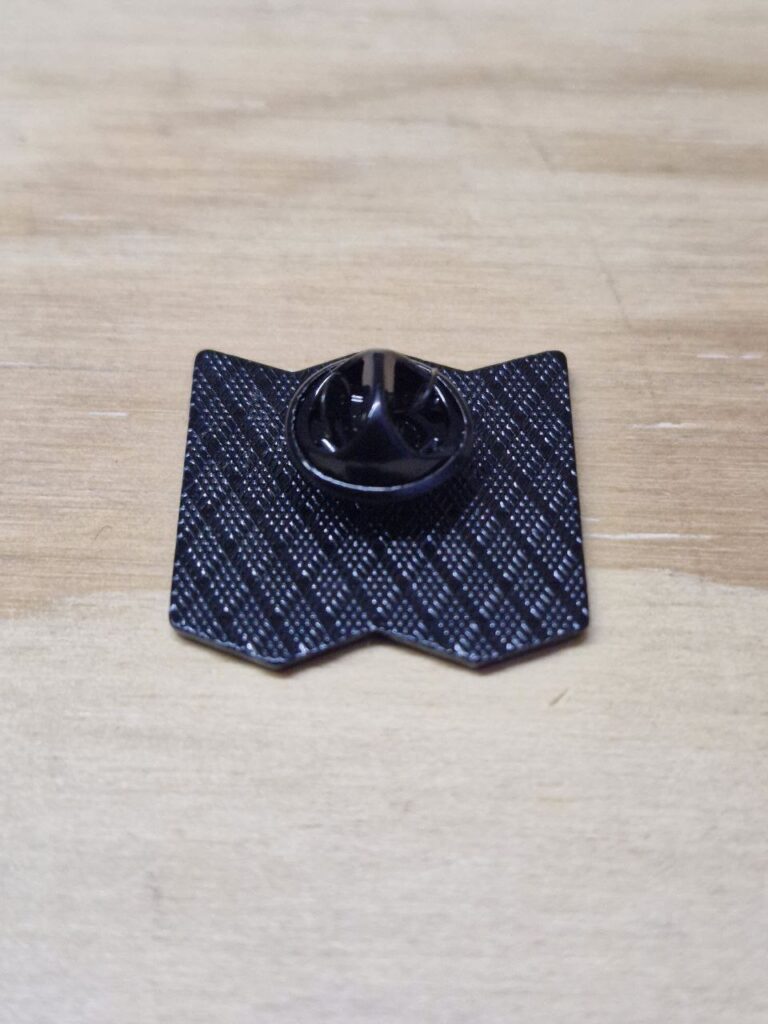 Fotografía de atrás de Pin Mapa Precio: $100 MXN Dimensiones: Alto 2.4 cm., Ancho 2.3 cm., Grueso con broche puesto 0.9 cm. Material: Metal con policromía Color base: Negro Tipo de broche: Mariposa de metal Categoría: Nuevo