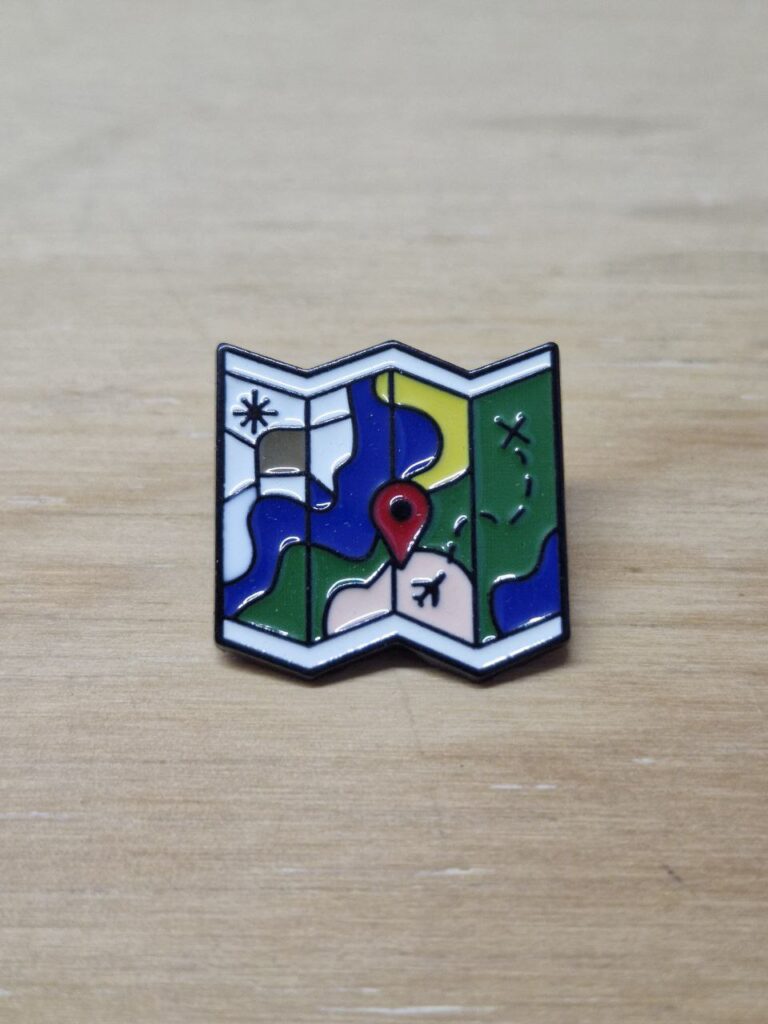 Fotografía de Pin Mapa Precio: $100 MXN Dimensiones: Alto 2.4 cm., Ancho 2.3 cm., Grueso con broche puesto 0.9 cm. Material: Metal con policromía Color base: Negro Tipo de broche: Mariposa de metal Categoría: Nuevo