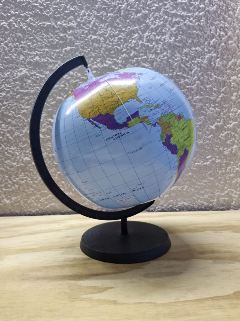 Fotografía de globo terráqueo inflable armado. Precio: $90 MXN Diámetro aproximado de globo inflado: 28 centímetros Altura total aproximada de globo ensamblado con su base: 37 centímetros Escala: 1 a 46,500,000 Color predominante: Celeste Material: Plástico Idioma: Inglés Categoría: Nuevo