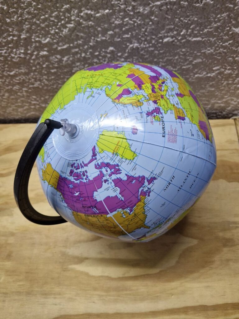 Fotografía de globo terráqueo inflable armado visto desde arriba. Precio: $90 MXN Diámetro aproximado de globo inflado: 28 centímetros Altura total aproximada de globo ensamblado con su base: 37 centímetros Escala: 1 a 46,500,000 Color predominante: Celeste Material: Plástico Idioma: Inglés Categoría: Nuevo