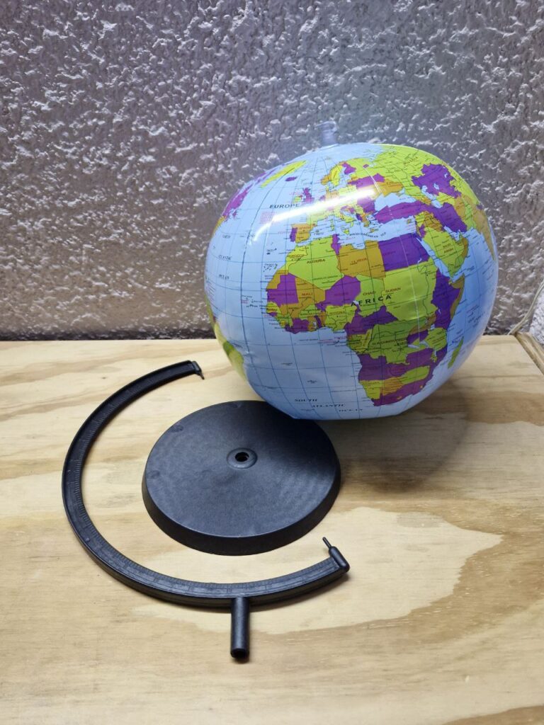 Fotografía de globo terráqueo inflable con el soporte desarmando y el globo inflado. Precio: $90 MXN Diámetro aproximado de globo inflado: 28 centímetros Altura total aproximada de globo ensamblado con su base: 37 centímetros Escala: 1 a 46,500,000 Color predominante: Celeste Material: Plástico Idioma: Inglés Categoría: Nuevo