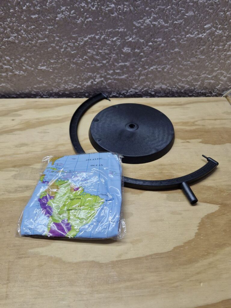 Fotografía de globo terráqueo inflable con el mundo empacado. Precio: $90 MXN Diámetro aproximado de globo inflado: 28 centímetros Altura total aproximada de globo ensamblado con su base: 37 centímetros Escala: 1 a 46,500,000 Color predominante: Celeste Material: Plástico Idioma: Inglés Categoría: Nuevo