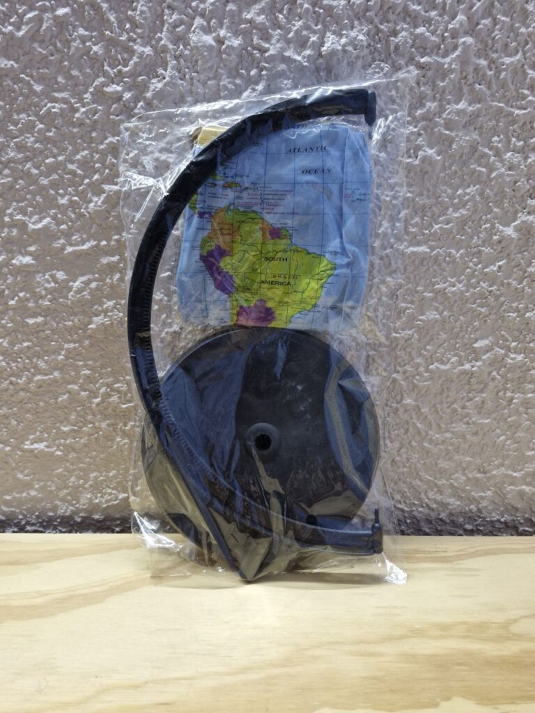 Fotografía de globo terráqueo inflable empacado. Precio: $90 MXN Diámetro aproximado de globo inflado: 28 centímetros Altura total aproximada de globo ensamblado con su base: 37 centímetros Escala: 1 a 46,500,000 Color predominante: Celeste Material: Plástico Idioma: Inglés Categoría: Nuevo