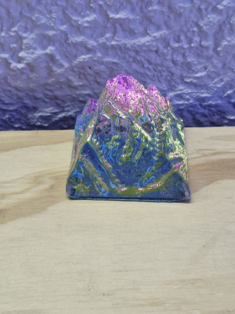 Fotografía de figura de cristal de montaña Precio: $60 MXN Dimensiones: Largo: 6.3 cm., Ancho: 5.4 cm., Alto: 5.5 cm. Material: Cristal Color: Transparente con iridiscencia Categoría: Nuevo