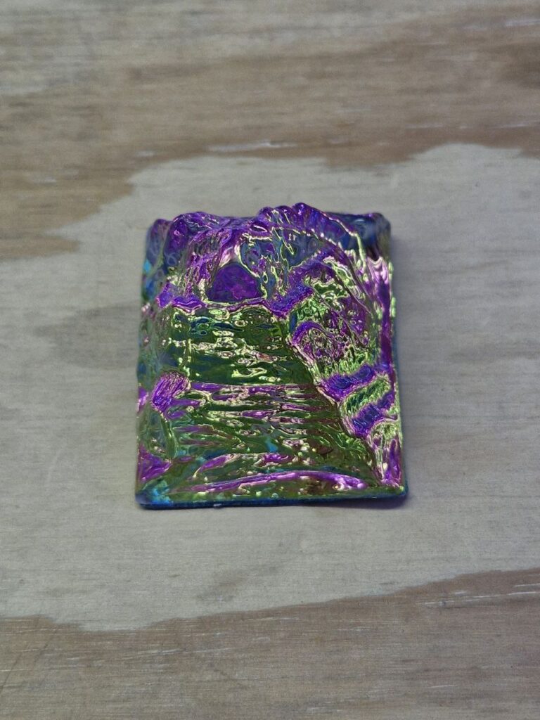 Fotografía de figura de cristal de montaña visto desde arriba Precio: $60 MXN Dimensiones: Largo: 6.3 cm., Ancho: 5.4 cm., Alto: 5.5 cm. Material: Cristal Color: Transparente con iridiscencia Categoría: Nuevo