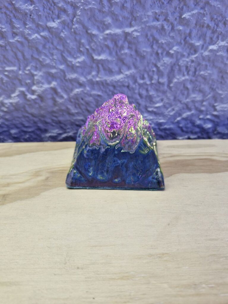 Fotografía de figura de cristal de montaña Precio: $60 MXN Dimensiones: Largo: 6.3 cm., Ancho: 5.4 cm., Alto: 5.5 cm. Material: Cristal Color: Transparente con iridiscencia Categoría: Nuevo