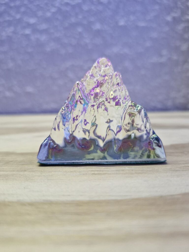 Fotografía de figura de cristal de montaña Precio: $60 MXN Dimensiones: Largo: 6.3 cm., Ancho: 5.4 cm., Alto: 5.5 cm. Material: Cristal Color: Transparente con iridiscencia Categoría: Nuevo