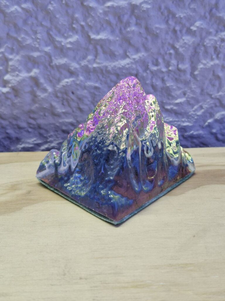 Fotografía de figura de cristal de montaña Precio: $60 MXN Dimensiones: Largo: 6.3 cm., Ancho: 5.4 cm., Alto: 5.5 cm. Material: Cristal Color: Transparente con iridiscencia Categoría: Nuevo