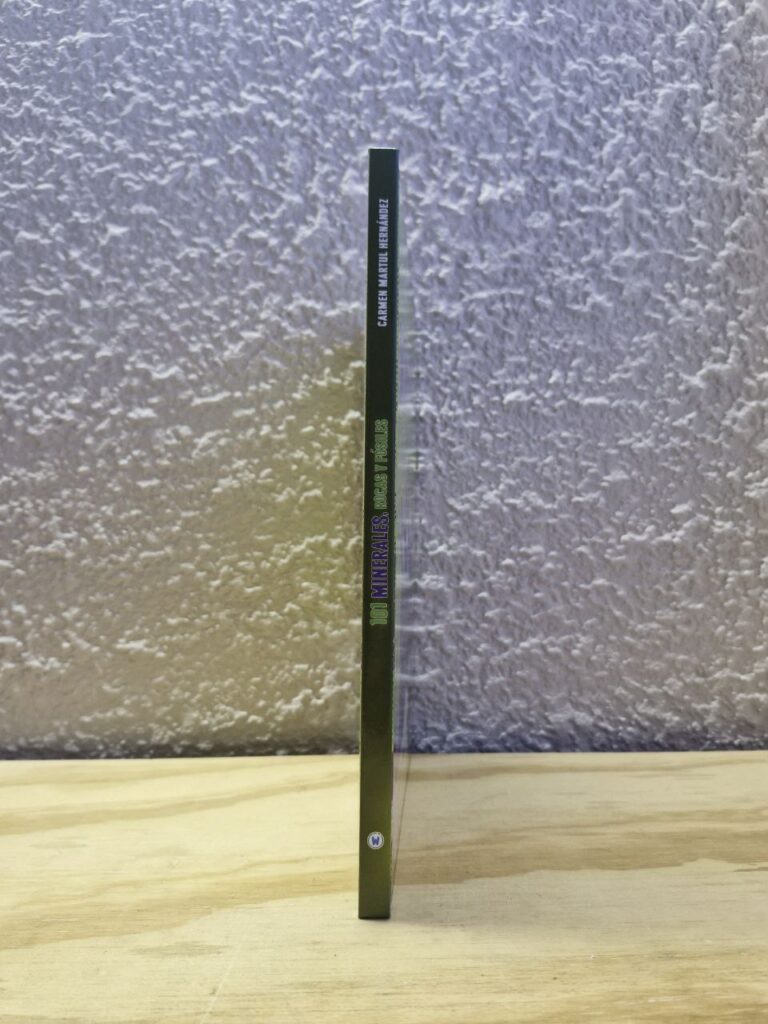 Fotografía de lomo del libro impreso 101 minerales, rocas y fósiles
Precio: $150 MXN
Autor: Carmen Martul Hernández
Año: 2024
Formato: Pasta dura.
Dimensiones: Ancho 22.1 cm., Alto 28.2 cm., Grueso 1.1 cm.
Número de páginas: 64
Idiomas: Español
Categoría: Nuevo