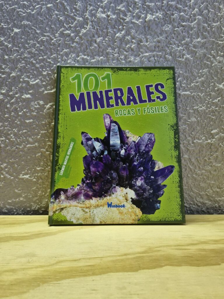 Fotografía de portada del libro impreso 101 minerales, rocas y fósiles
Precio: $150 MXN
Autor: Carmen Martul Hernández
Año: 2024
Formato: Pasta dura.
Dimensiones: Ancho 22.1 cm., Alto 28.2 cm., Grueso 1.1 cm.
Número de páginas: 64
Idiomas: Español
Categoría: Nuevo