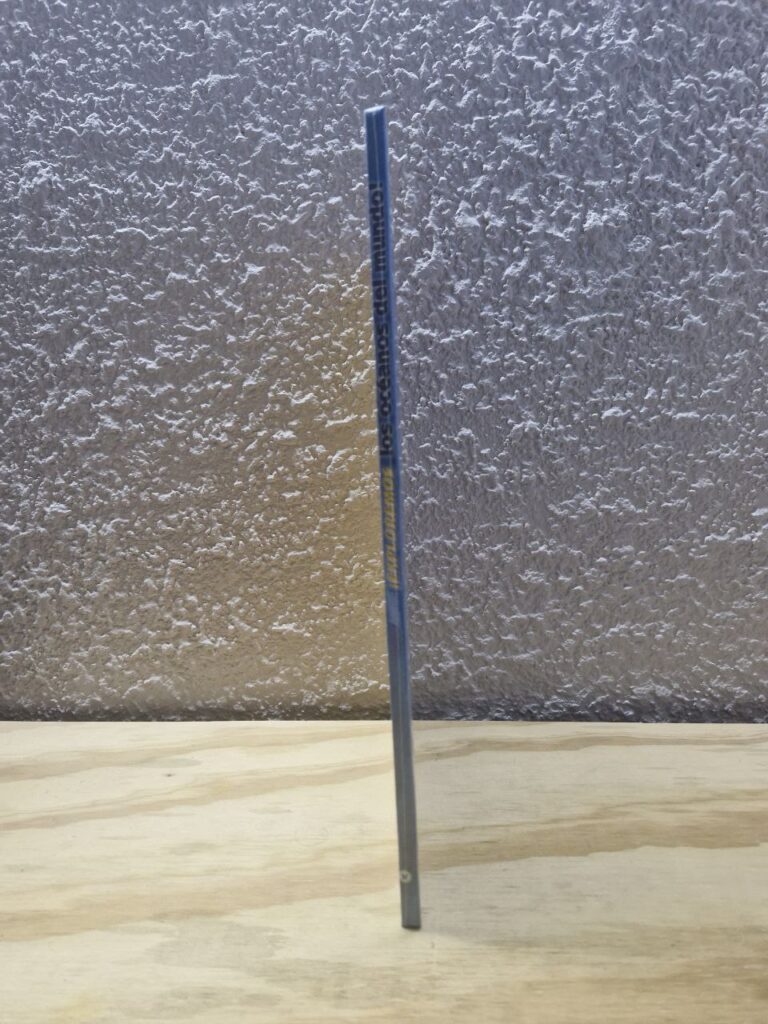 Fotografía de lomo de libro impreso "¡Exploremos los océanos del mundo!" Precio: $175 MXN Año: 2023 Formato: Pasta dura Dimensiones: Ancho 35 cm., Alto 25.5 cm., Grueso 0.9 cm. Número de páginas: 28 Idioma: Español Incluye gafas 3D Categoría: Nuevo