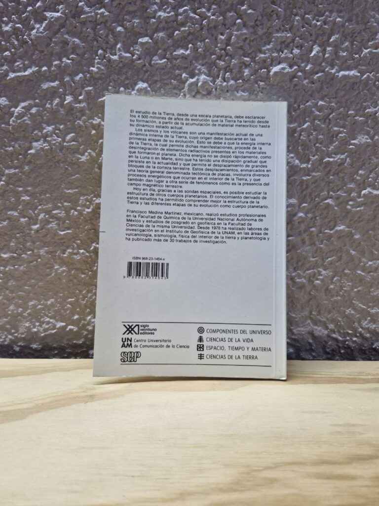 Fotografía de contra portada de libro impreso "Un planeta mutable" Precio: $35 MXN Año: 2001 Formato: Pasta rústica o blanda Dimensiones: Ancho 14 cm., Alto 21 cm., Grueso de libro 0.5 cm. Número de páginas: 88 Idioma: Español Categoría: Nuevo