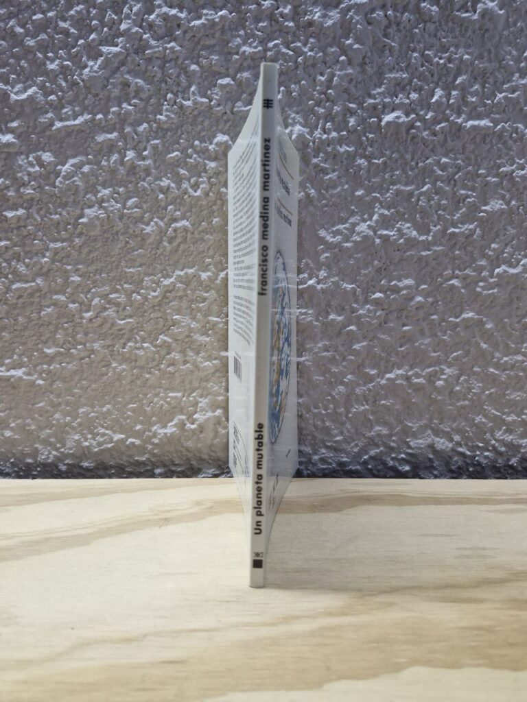 Fotografía de lomo de libro impreso "Un planeta mutable" Precio: $35 MXN Año: 2001 Formato: Pasta rústica o blanda Dimensiones: Ancho 14 cm., Alto 21 cm., Grueso de libro 0.5 cm. Número de páginas: 88 Idioma: Español Categoría: Nuevo