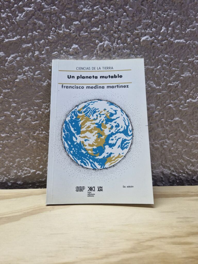 Fotografía de portada de libro impreso "Un planeta mutable" Precio: $35 MXN Año: 2001 Formato: Pasta rústica o blanda Dimensiones: Ancho 14 cm., Alto 21 cm., Grueso de libro 0.5 cm. Número de páginas: 88 Idioma: Español Categoría: Nuevo
