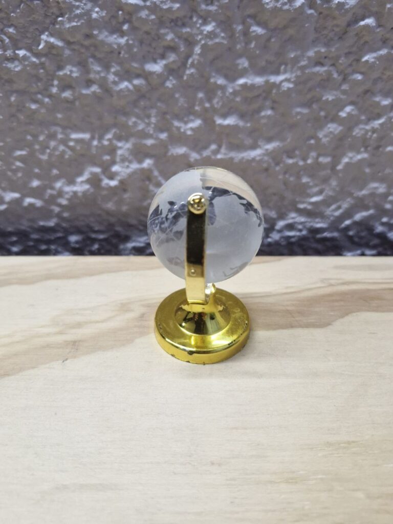 Fotografía de mini globo terráqueo modelo cristal. Precio: $40 MXN cada uno Diámetro: 4 centímetros Altura total: 6.4 centímetros Color: Cuerpo de globo: Transparente, Base: Dorado Materiales: Plástico, metal y cristal Categoría: Nuevo