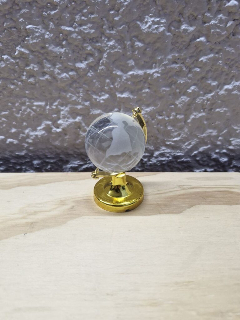 Fotografía de mini globo terráqueo modelo cristal. Precio: $40 MXN cada uno Diámetro: 4 centímetros Altura total: 6.4 centímetros Color: Cuerpo de globo: Transparente, Base: Dorado Materiales: Plástico, metal y cristal Categoría: Nuevo