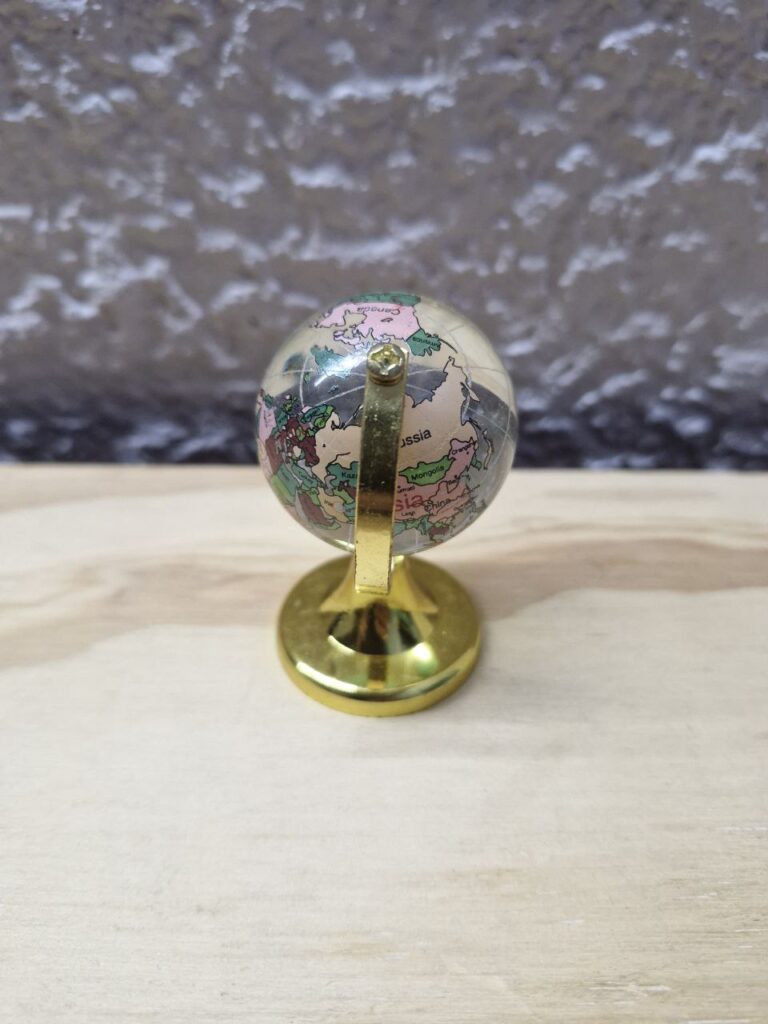 Fotografía de mini globo terráqueo modelo color. Precio: $40 MXN cada uno Diámetro: 4 centímetros Altura total: 6.4 centímetros Color: Cuerpo de globo: Transparente, Base: Dorado Materiales: Plástico, metal y cristal Categoría: Nuevo