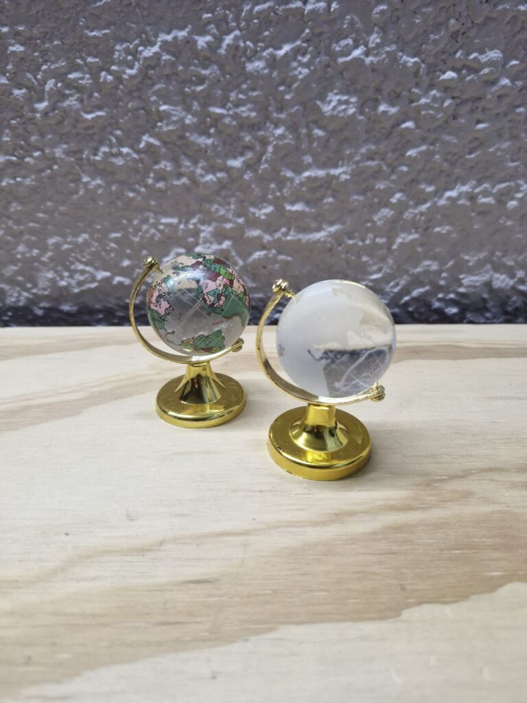 Fotografía de mini globos terráqueos modelos cristal y color. Precio: $40 MXN cada uno Diámetro: 4 centímetros Altura total: 6.4 centímetros Color: Cuerpo de globo: Transparente, Base: Dorado Materiales: Plástico, metal y cristal Categoría: Nuevo