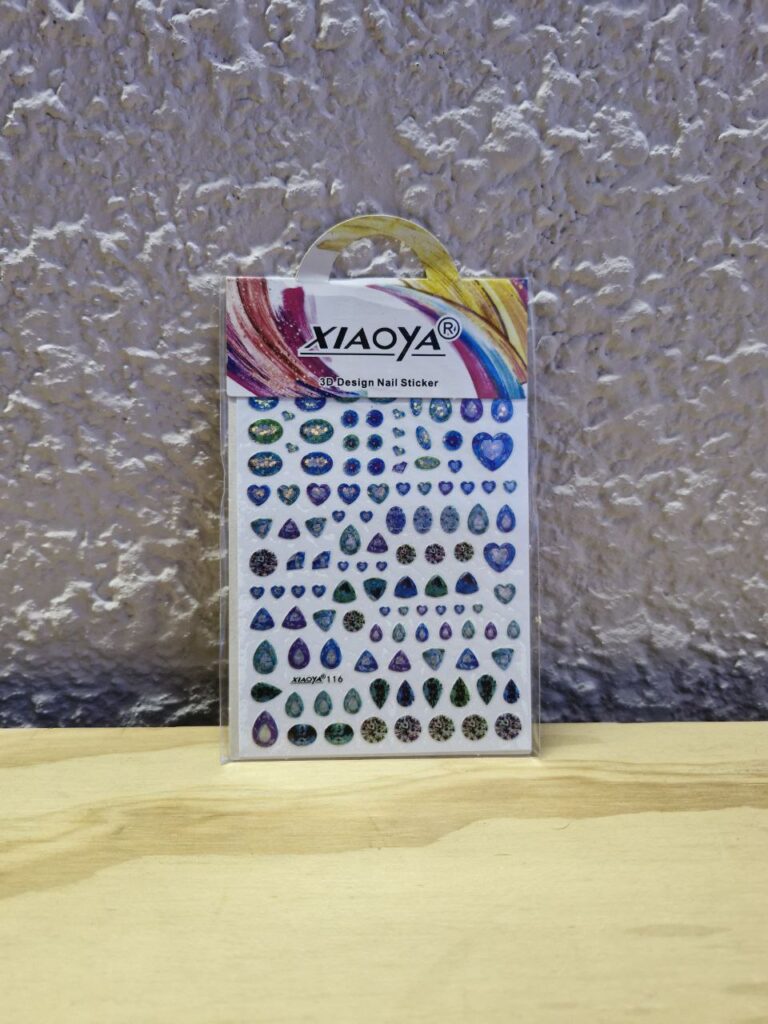 Fotografía de Adhesivos para uñas modelo Gemas y Minerales 3 Precio: $10 MXN por cada hoja Material: Plástico Formato: Plantilla con 40 estampas aproximadamente Dimensiones de paquete: Ancho 8.3 cm., Alto 13 cm. Categoría: Nuevo